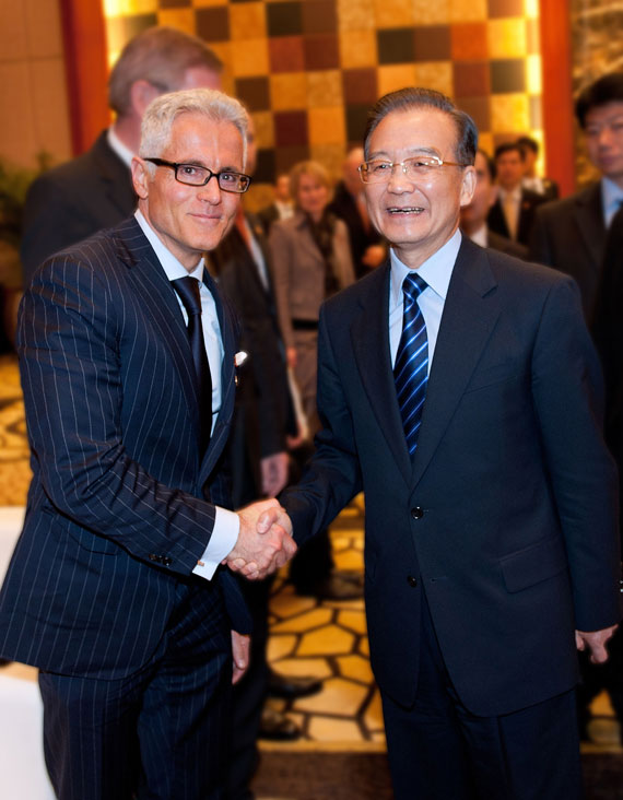Philipp Bayat, consejero delegado del BAUER GROUP, y Wen Jiabao, primer ministro del gobierno de China
